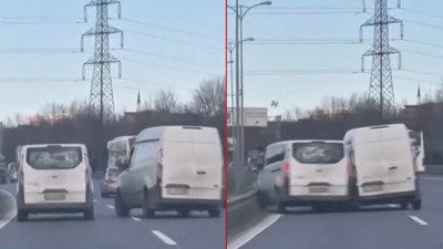 Otoyolda inanılmaz olay! Öfkeli sürücüler birbirlerine araçla saldırdı