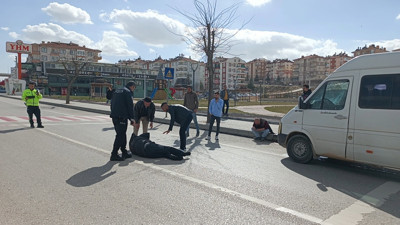 Minibüsün çarptığı yaya 32 metre ileriye fırladı