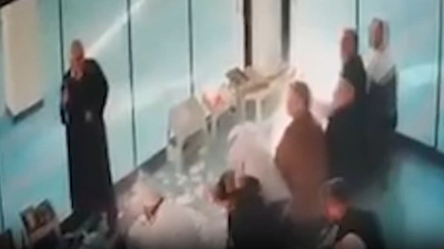 Namaz kılan cemaatin üstüne tavan parçaları düştü