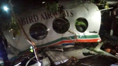 7 kişiyi taşıyan ambulans uçak düştü