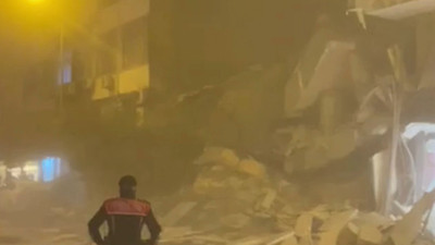 Ağır hasarlı bina, yıkım sırasında çöktü