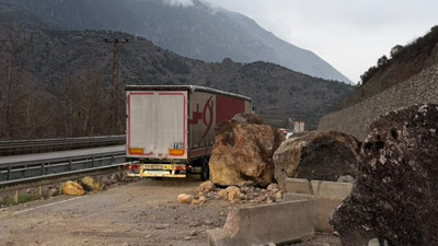 Dev kayalar yolu kapattı