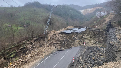 Ordu-Tokat yolunda heyelan: 300 metrelik yol çöktü