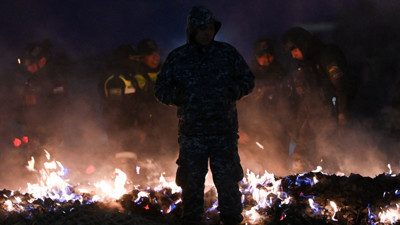 Düşen uçaktaki 18 ton parayı ateşe verdiler