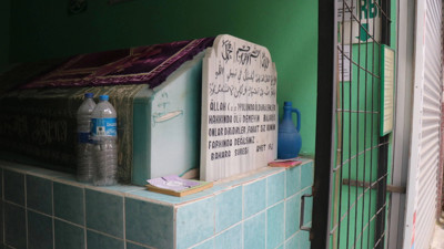 Sokak arasındaki sırrı çözülemeyen türbe