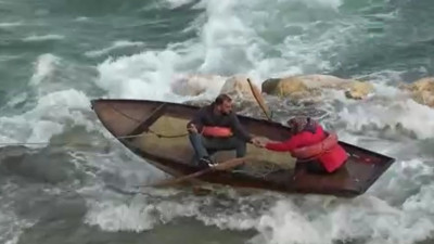 Seyhan Nehrinde can pazarı: Ele ele tutuşup yardım beklediler