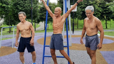 73 yaşındaki adam fiziğiyle görenleri şaşkına çeviriyor