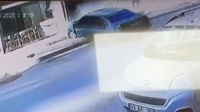 Kontrolden çıkan otomobil mağazaya daldı