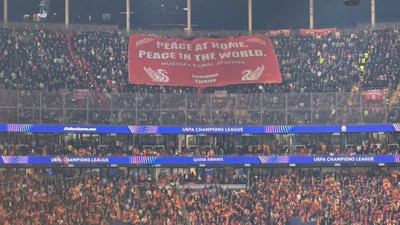Liverpool taraftarından, Galatasaray maçında Atatürk pankartı