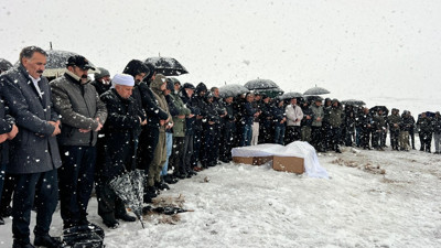Anne, baba ve 6 aylık bebekleri kar altında toprağa verildi