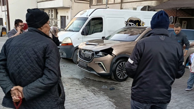 Otoparktan çıkarken fren yerine gaza bastı, 5 aracı hurdaya çevirdi