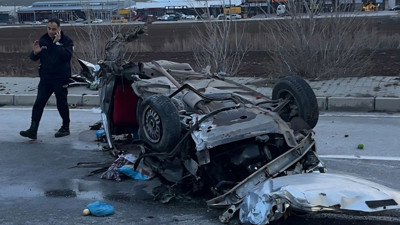 Otomobil elektrik direğine çarpıp takla attı: 3 yaralı