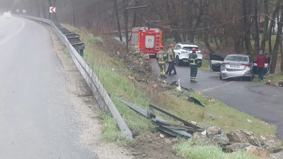 Bariyerleri aşan otomobil alt yola düştü: 4 yaralı