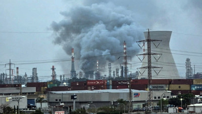 İran, bir petrol rafinerisini daha vurdu