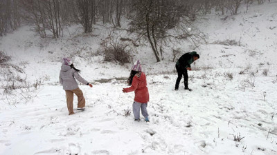 Bahar yerini kara bıraktı: Kar kalınlığı 10 santimetreye ulaştı