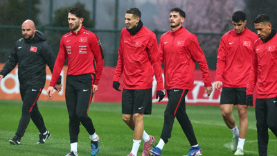 Üç büyüklerden 32 futbolcu milli görevde