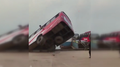 Feribota girmeye çalışırken nehre düştü: 2 ölü