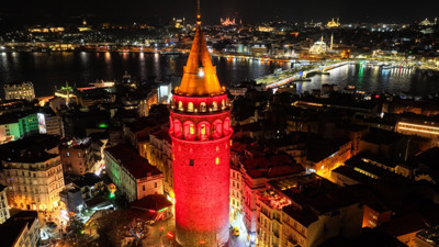 Galata Kulesi kırmızıya büründü