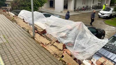 İstinat duvarı çöktü, 4 araç hasar gördü