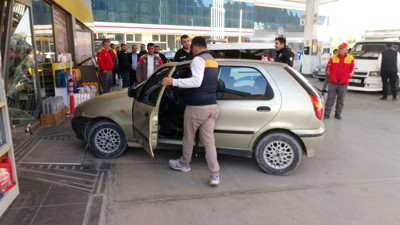 Kasiyerle tartışan asker aracıyla istasyona daldı