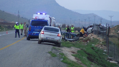 Batman'da otomobil yol kenarına yuvarlandı: 3'ü ağır 5 yaralı