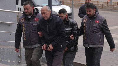 Eczaneye taşla saldırdı! 200 metreden fazla yaklaşmama şartıyla serbest bırakıldı