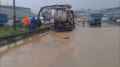 Dere taştı, Kadıköy yönü trafiğe kapatıldı