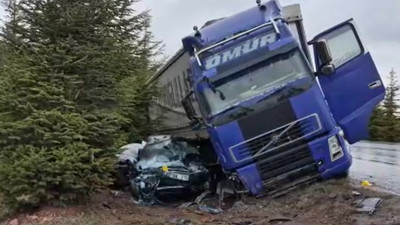 Kontrolden çıkan TIR, otomobili altına aldı...