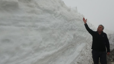 Burası ne Van ne Hakkari: Yaz şehrinde kar 2 metreyi aştı
