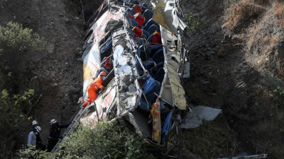 Otobüs kamyonla çarptı: 9 ölü, 27 ağır yaralı