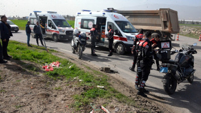 Babasından izinsiz aldığı otomobille polislere çarptı: 2 yaralı