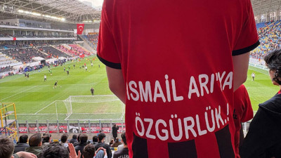 Gençlerbirliği taraftarlarından tutuklu gazeteci İsmail Arı'ya destek