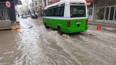 Uzunköprü’de sağanak: Yollar göle döndü