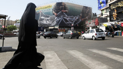 Trump ağzını bozdu, İran afişle yanıt verdi