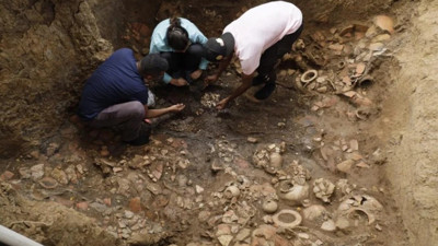 Kazı sırasında define bulundu: Altınlar ve seramikler çıktı