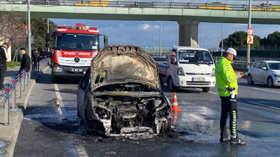 Zeytinburnu'nda otomobil alev alev yandı