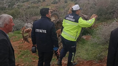 Devrilen traktörün sürücüsü öldü