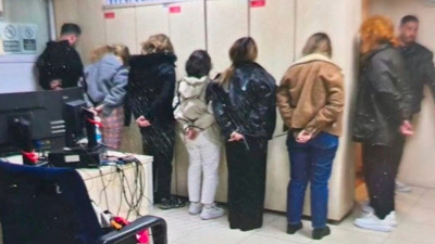 Polislerle dalga geçen bir kişi tutuklandı, 7 kişi serbest bırakıldı