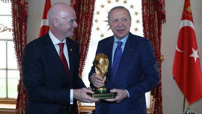 Infantino, Cumhurbaşkanı Erdoğan'a Dünya Kupası verdi
