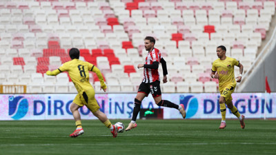 Sivasspor'un Süper Lig hayali yara aldı: İstanbulspor rahatladı: 1-3