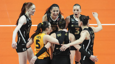 Vakıfbank evinde Fenerbahçe'yi devirdi: Şampiyonluğa son adım kaldı