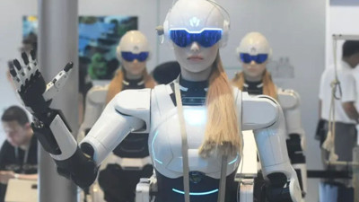 Otomobil devinden sürpriz hamle: İnsansı robotu satışa çıkardı