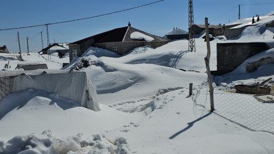 Nisanda kara gömülen mahalle: Kar 3 metreyi aştı