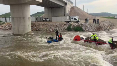 Dereyi traktörle geçmek isterken faciadan döndüler