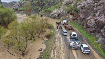 Dere karayolunu yuttu