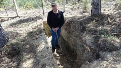 Dokuz kez ölümden döndü, kendi mezarını kazdı