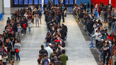 Kaçak göçmenler oturum ve çalışma izni için uzun kuyruklar oluşturdu