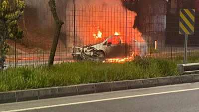 Kaza yapan otomobil alev topuna döndü