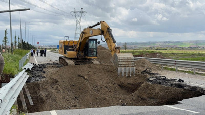 Yol çöktü, ulaşım kapatıldı