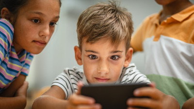 İngiltere'de okullarda telefon yasaklanacak